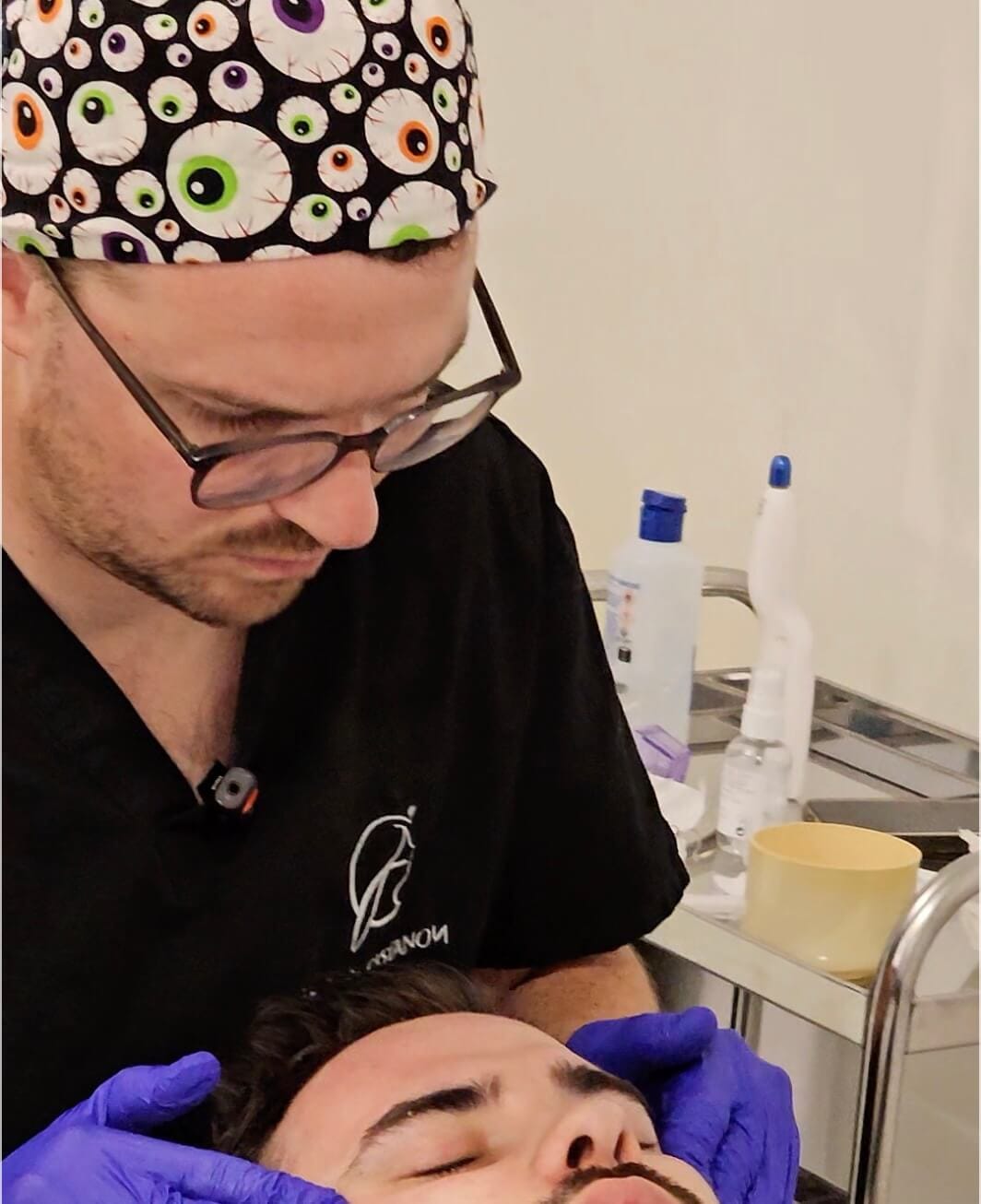 Le Dr Castanon à Nîmes effectuant une traitement des cernes pigmentaires sur un ptient masculin
